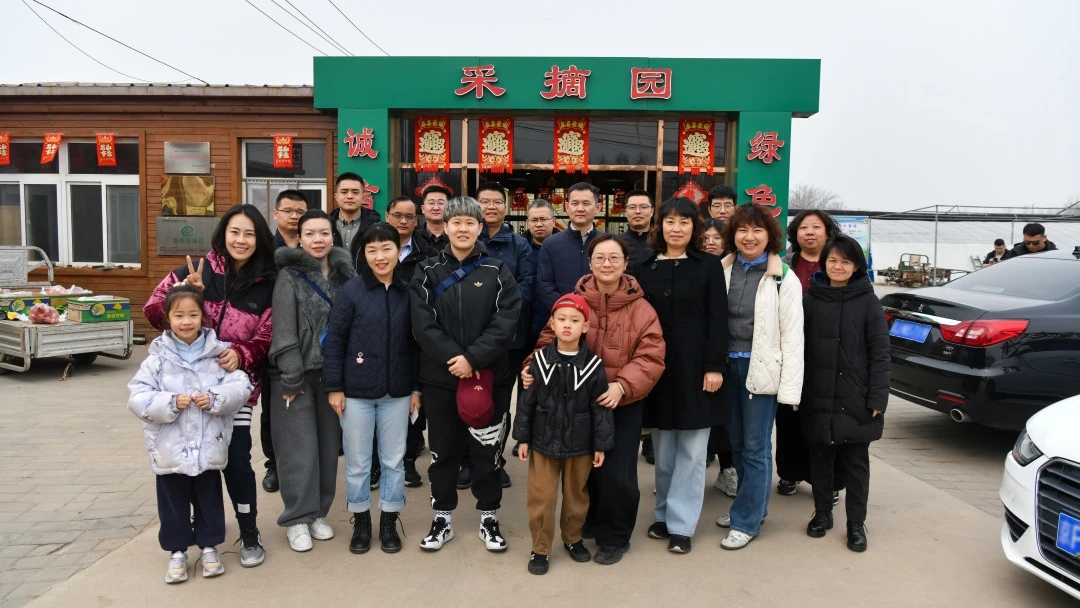 公司舉辦“三八”婦女節(jié)采摘活動(dòng)